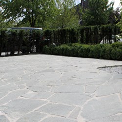 bedrijfstuin-Wilrijk-terras-breuksteen